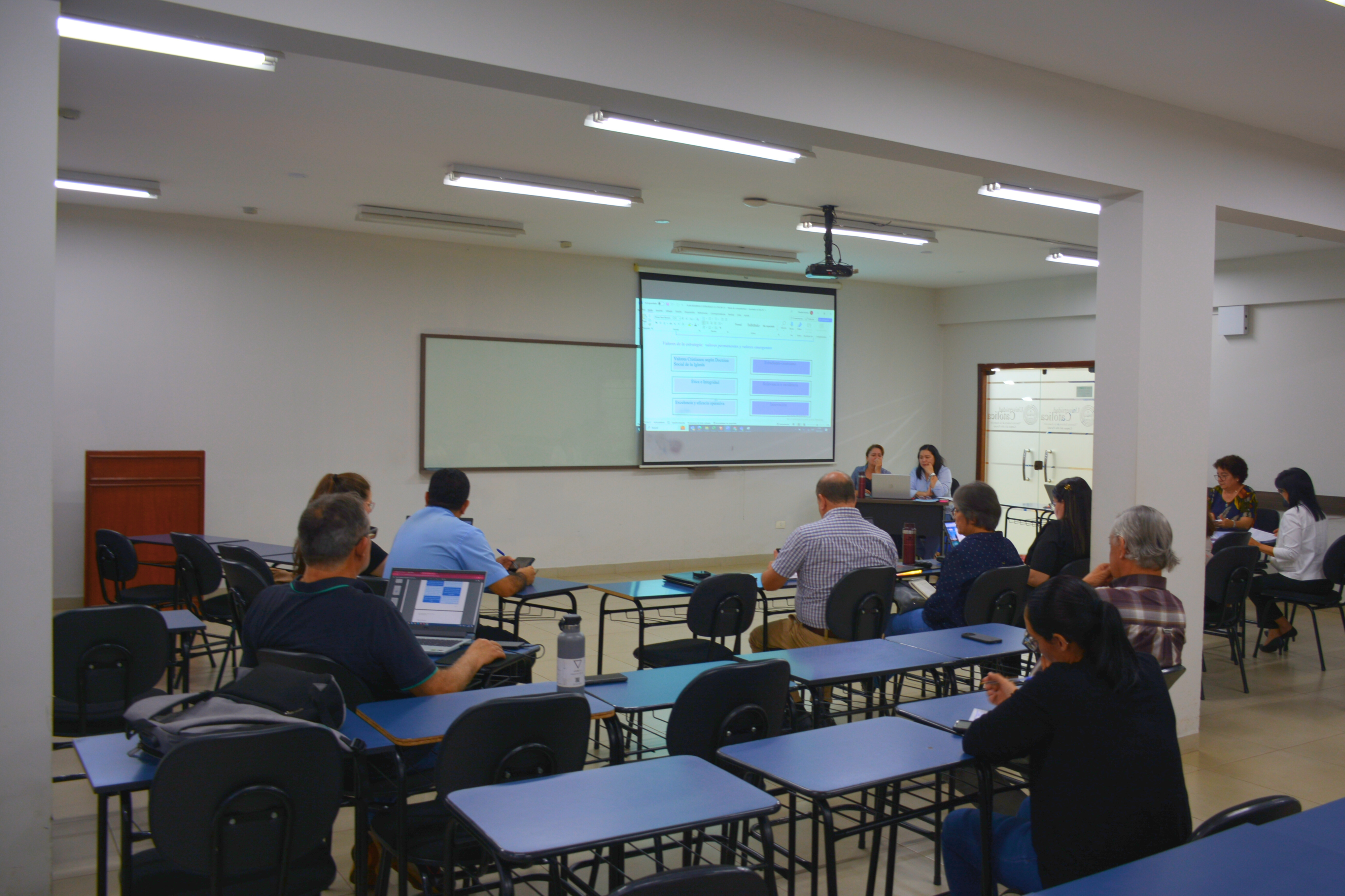 Socialización de Proceso de Evaluación Institucional entre funcionarios del Campus Alto Paraná