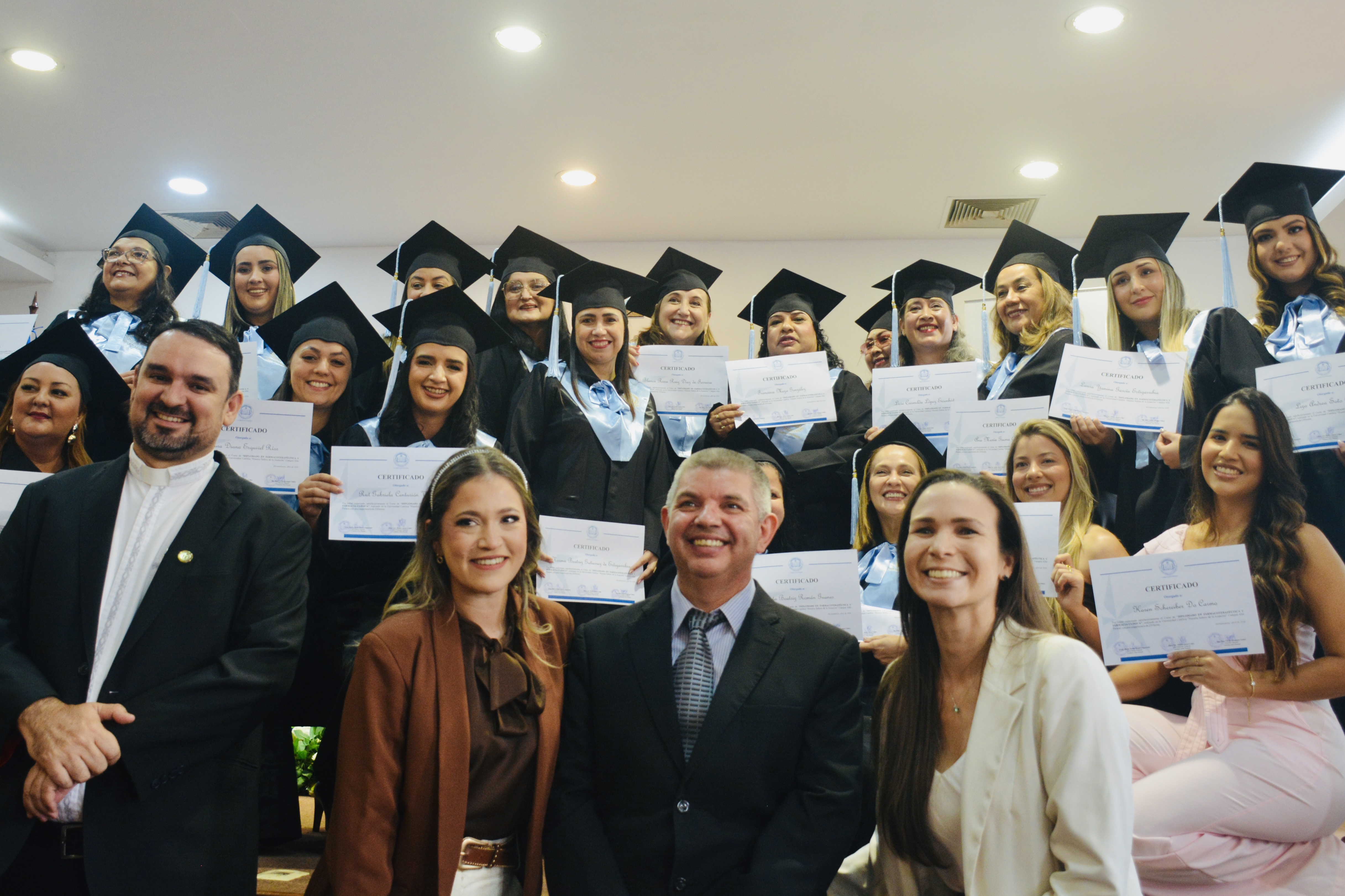 Autoridades y egresados